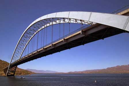 Fotografie a podului peste Roosevelt Lake din Arizona